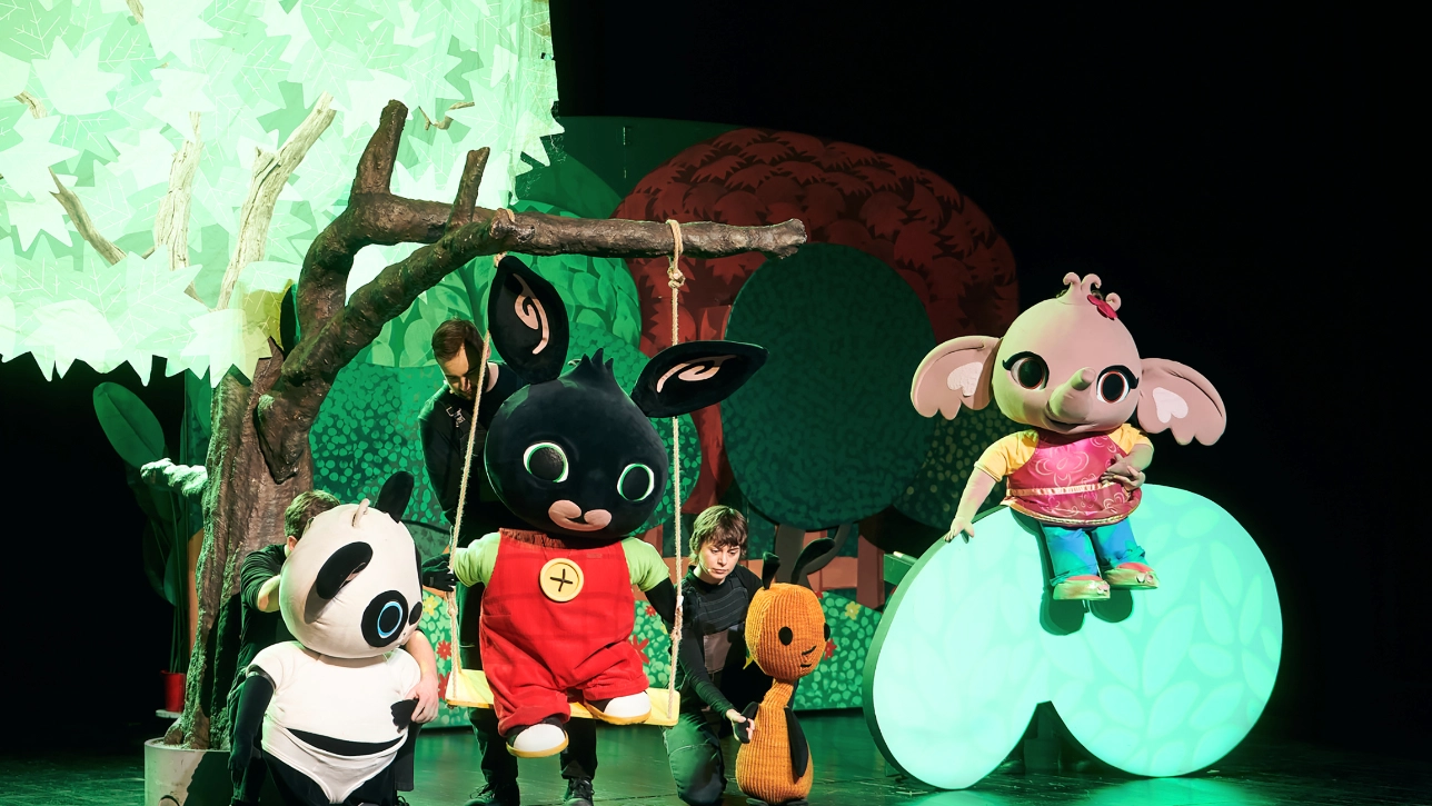 Bing, Pando, Flop, Cocoa characters on stage 